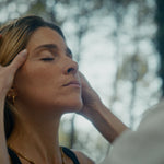 Séance d'automassage du visage en visio avec Eva - IVÉ Paris