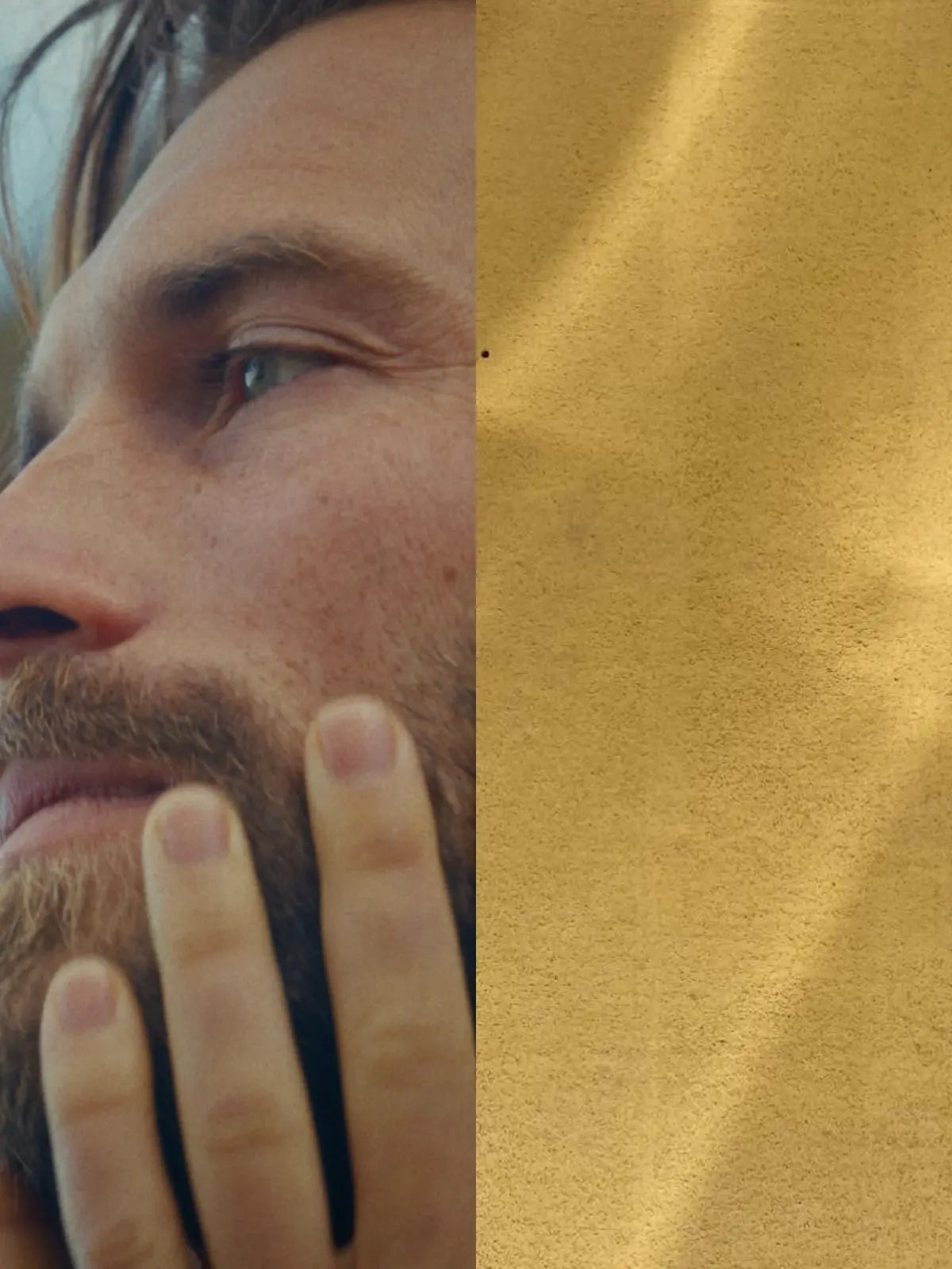 Double image avec homme se massant le visage et deuxième image est une image avec des reflets lumineux