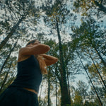 Femme dans les bois qui se masse le cou