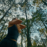 Femme dans les bois qui se masse le cou