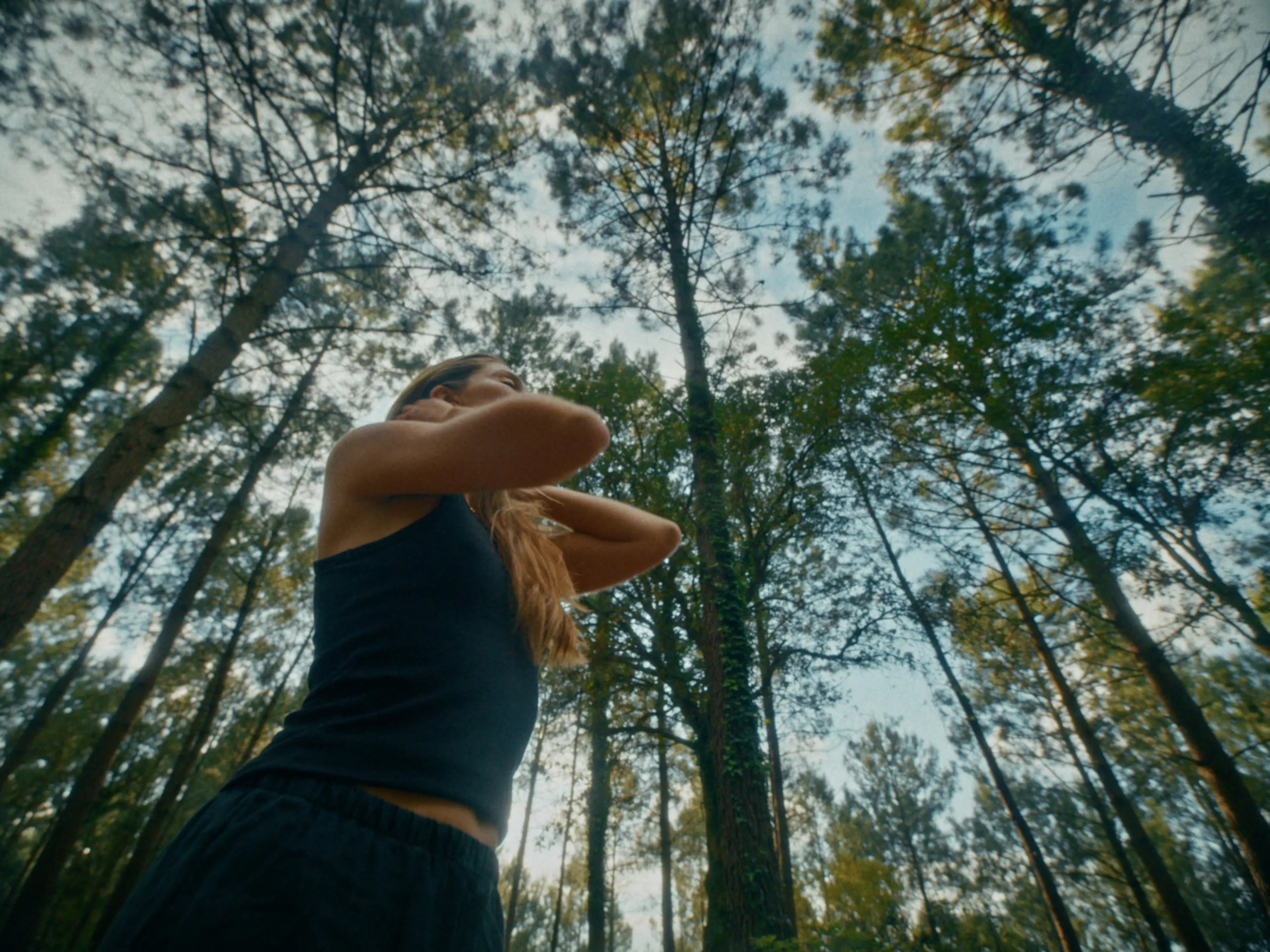 Femme dans les bois qui se masse le cou