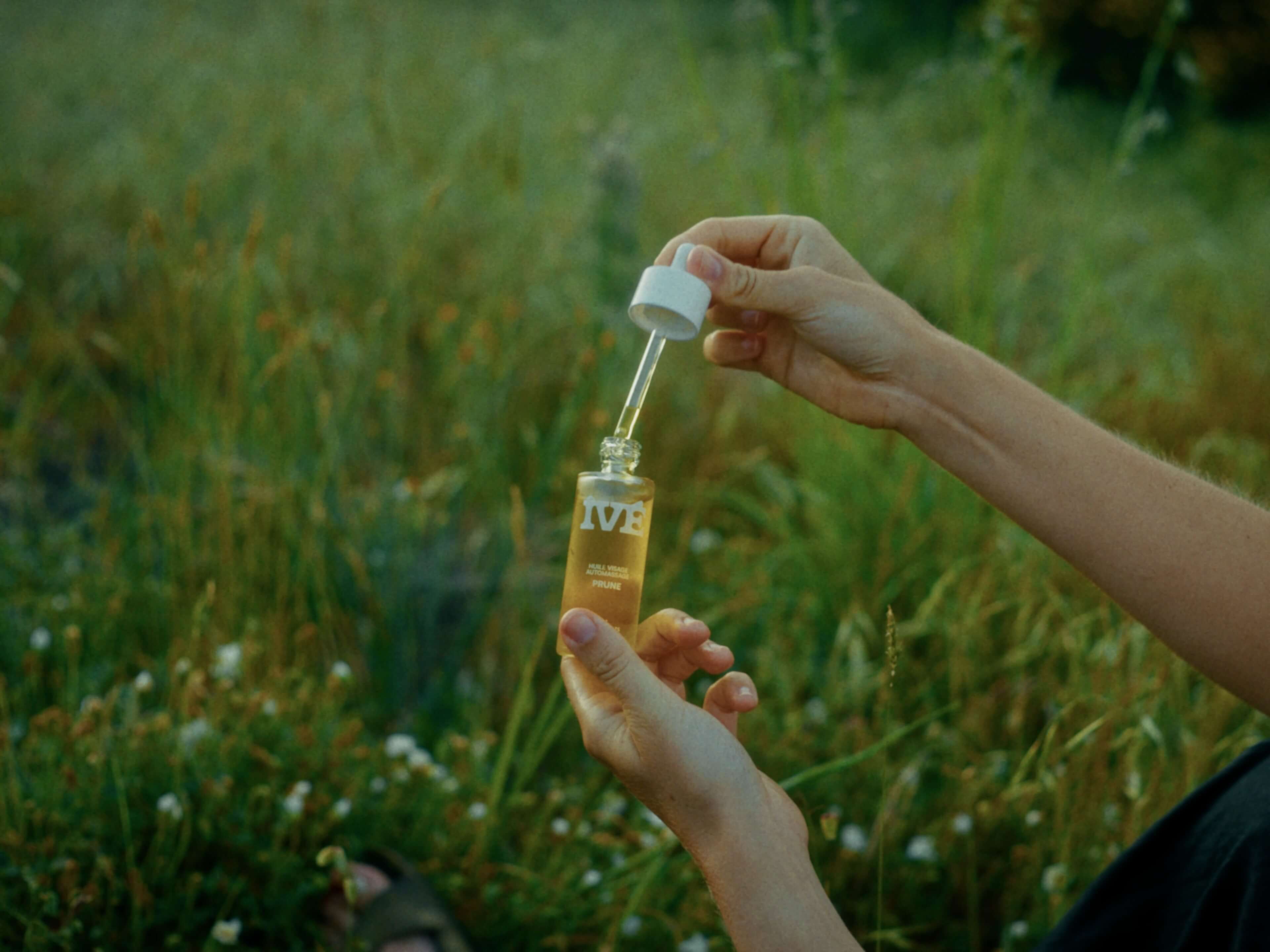Photo de la pipette et du flacon dans un champ