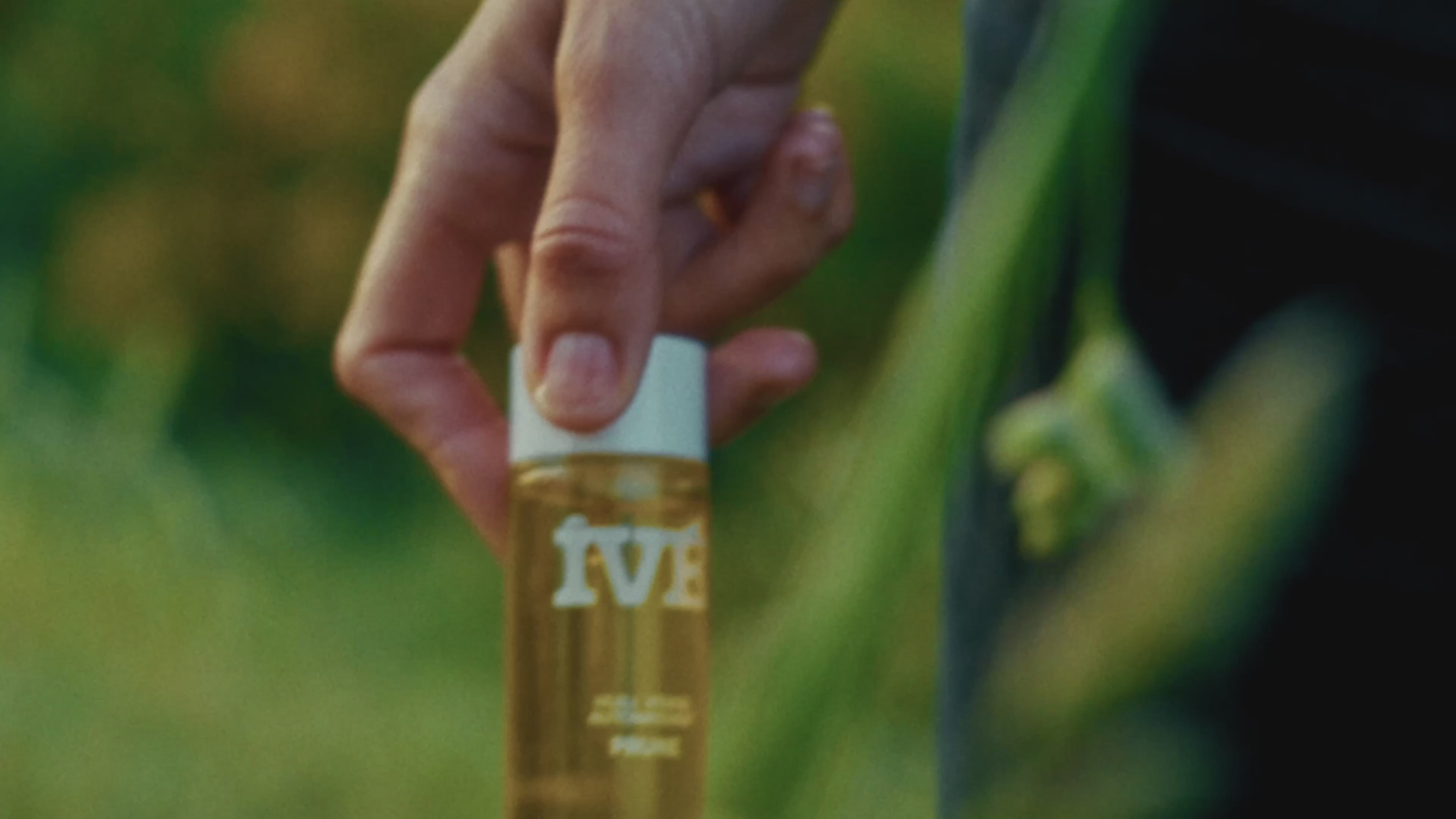 Produit dans différents environnement naturels. Les image s'enchaînent avec un homme et une femme.